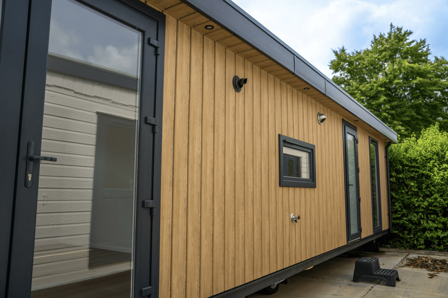 Nieuwe mantelzorgwoning met houten gevel