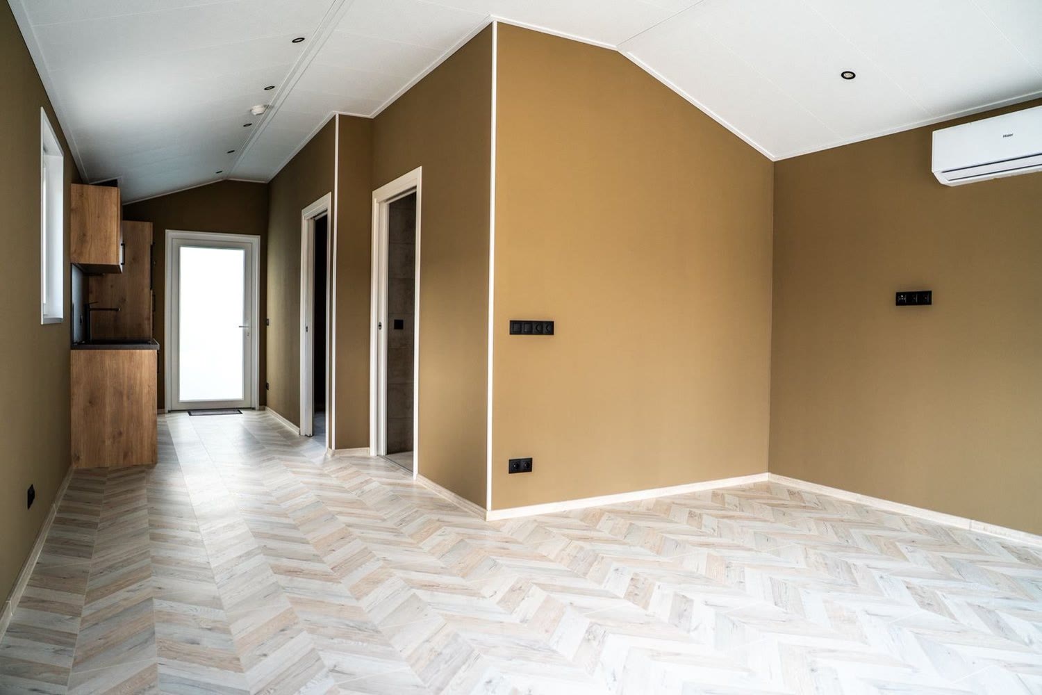Lichte, drempelloze woonruimte van een nieuwe mantelzorgwoning