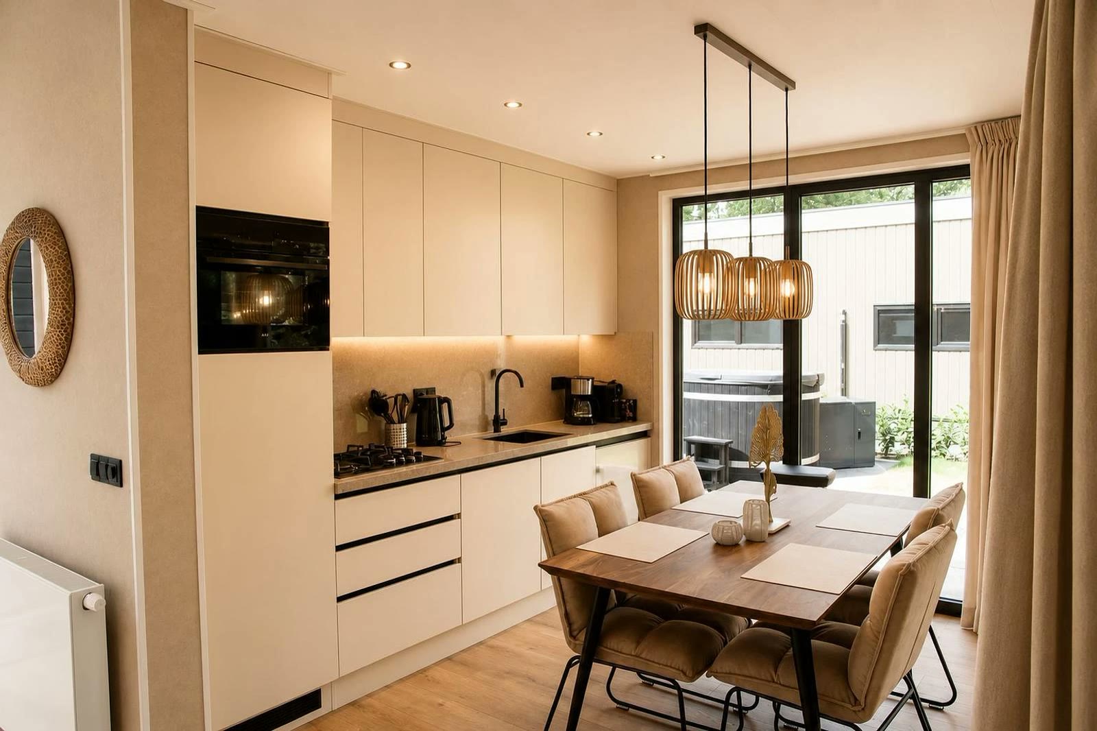 Lichte keuken met eethoek en hanglampen in een mantelzorgwoning