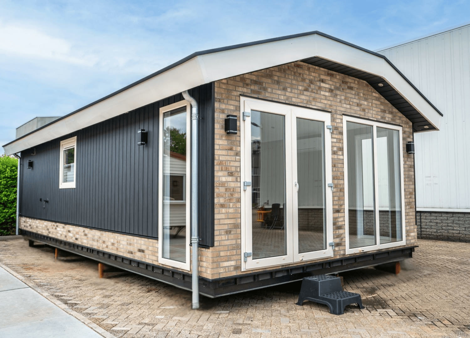 Mantelzorgwoning met antraciet gevel en stenen accentwand