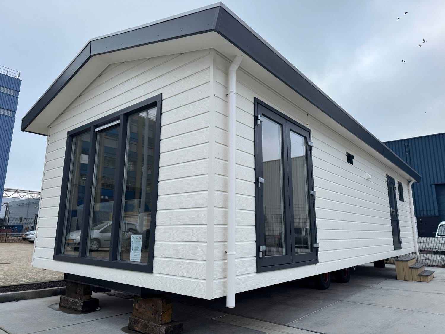 Witte mantelzorgwoning met zwarte kozijnen