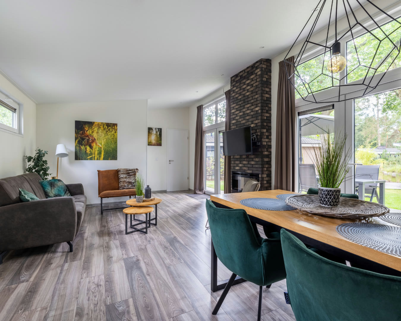 Woonkamer en eethoek met uitzicht op de tuin