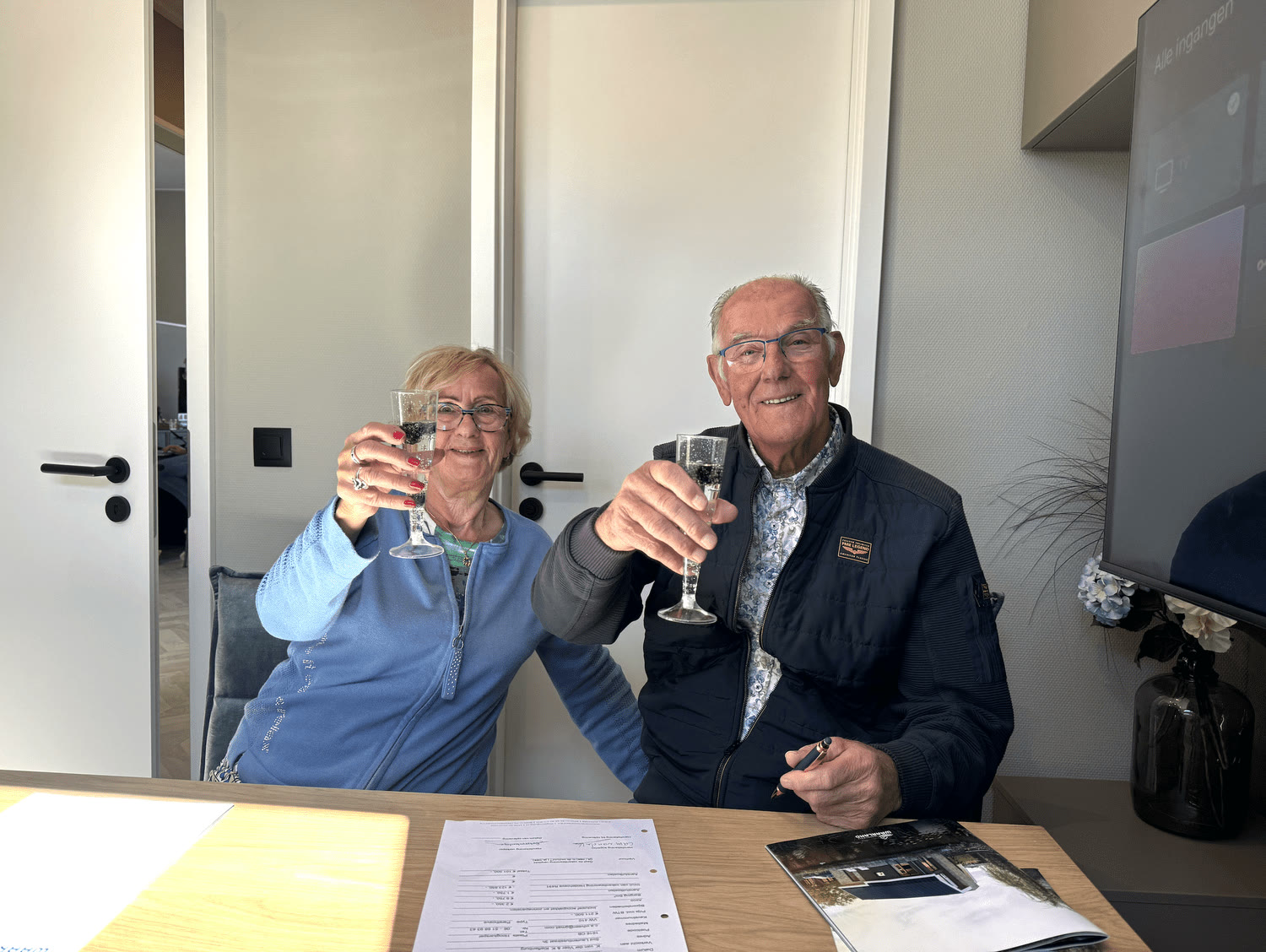 Kees en Kitty proosten op hun nieuwe woning